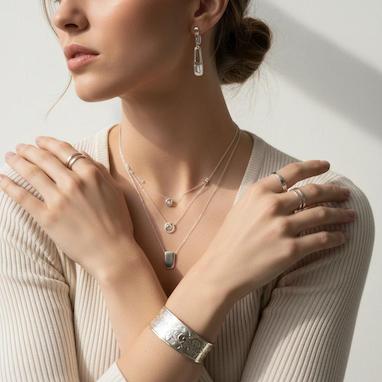 ۵ قانون طلایی برای ست کردن زیورآلات نقره؛ خوش‌تیپ‌تر دیده شوید